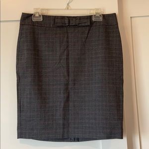 Nearly new plaid Loft bow skirt